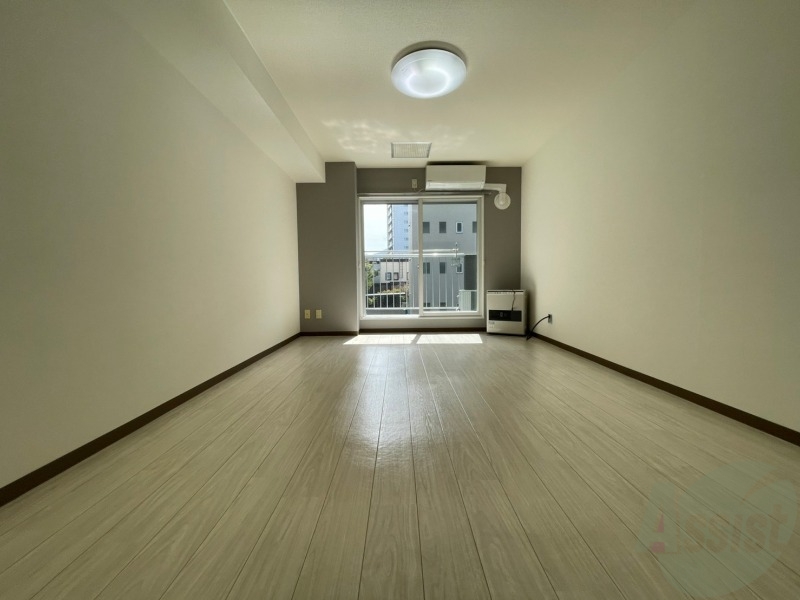 その他部屋・スペース　別の角度から洋室を撮影しました。日射しがあり明るい印象。