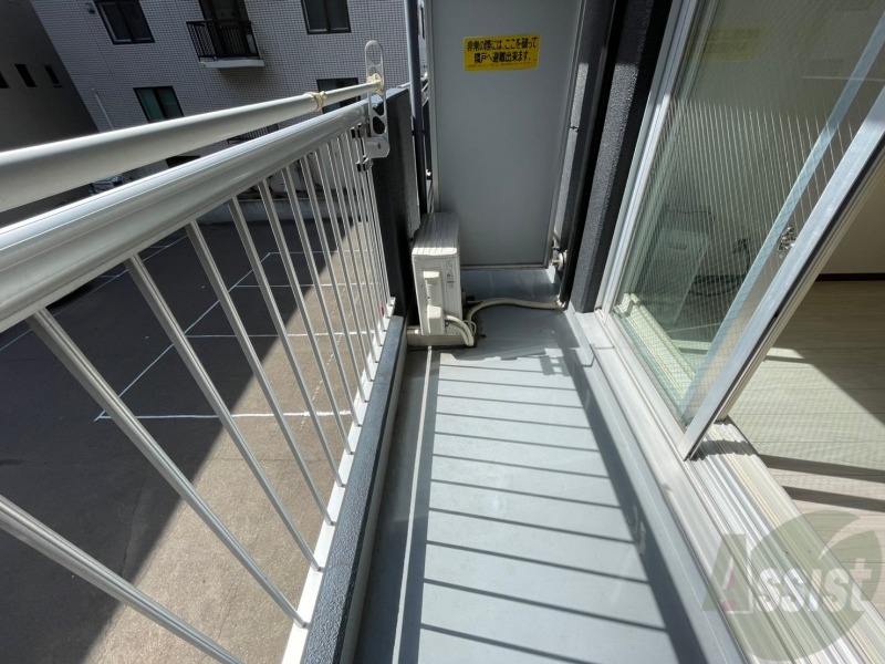 バルコニー　バルコニー。洗濯物がはかどりそうな広さがありますよ。