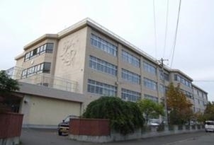 中学校　札幌市立稲積中学校（中学校）まで928m