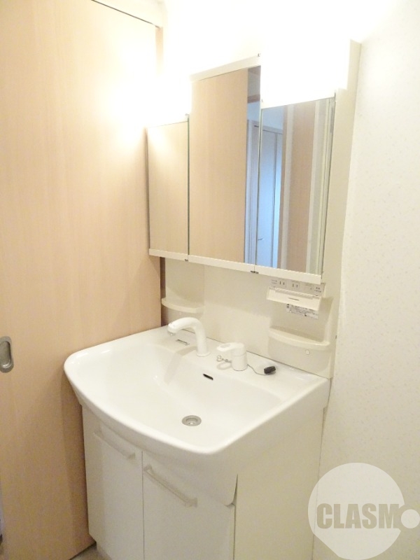 洗面設備　鏡を開くと収納があります♪