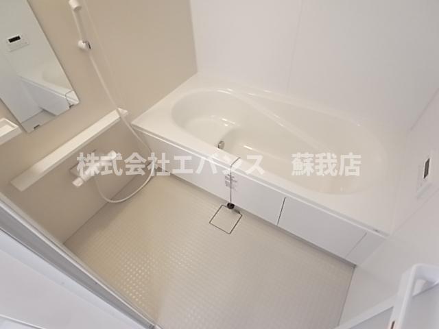 バス・シャワールーム　ゆったりとお使いいただける一坪以上のお風呂です