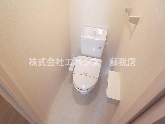 トイレ　落ち着いた温水洗浄便座付トイレです