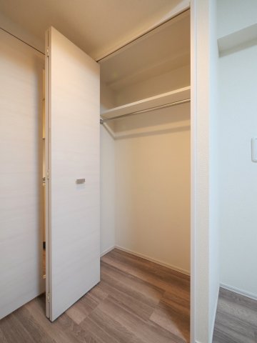 収納　明るい色調の室内です