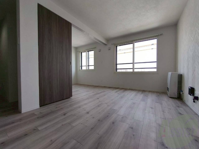 居室・リビング　フローリングと壁のカラーが明るい雰囲気ですね！