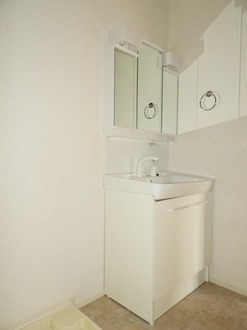 洗面設備　明るい洗面所です