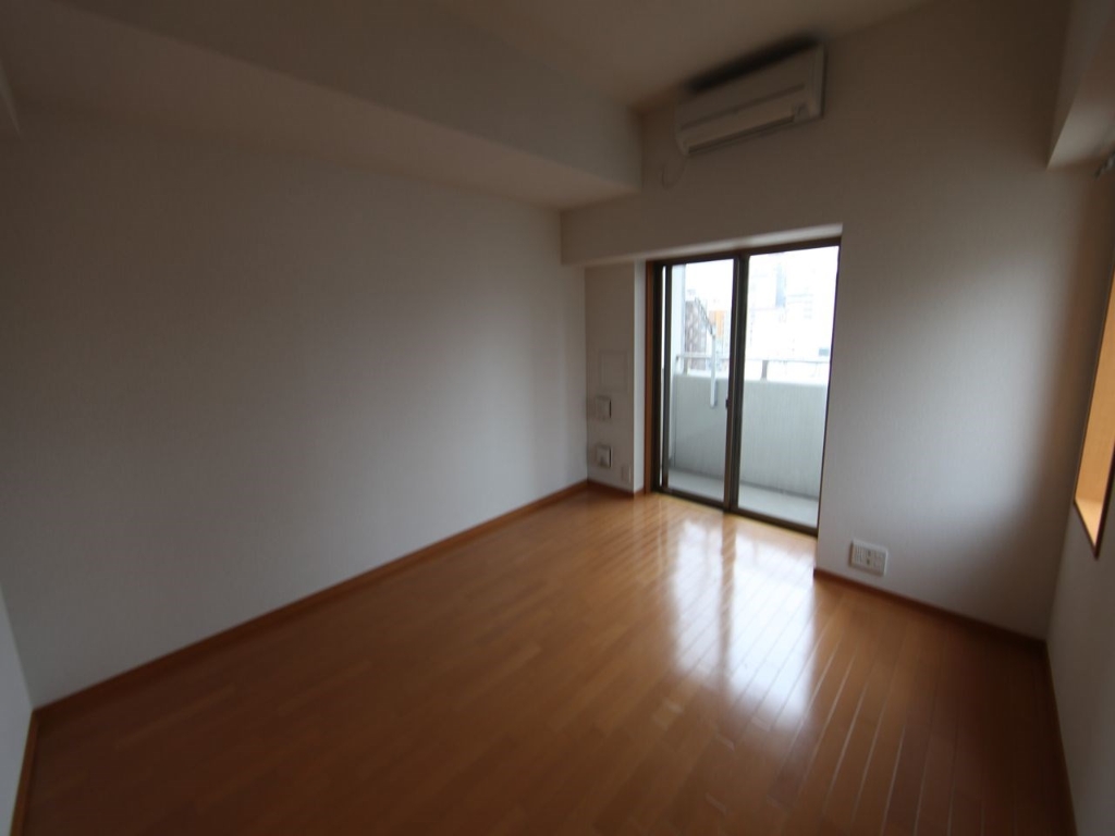 バルコニー　洋室8.1帖　2面採光　エアコン完備　バルコニー