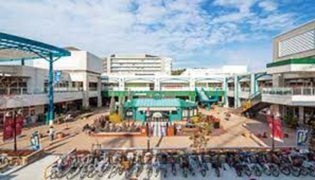 ショッピングセンター　トナリエ南千里（ショッピングセンター）まで910m