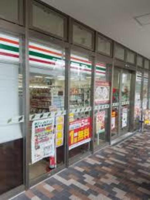 コンビニ　セブンイレブン南千里駅前店（コンビニ）まで824m
