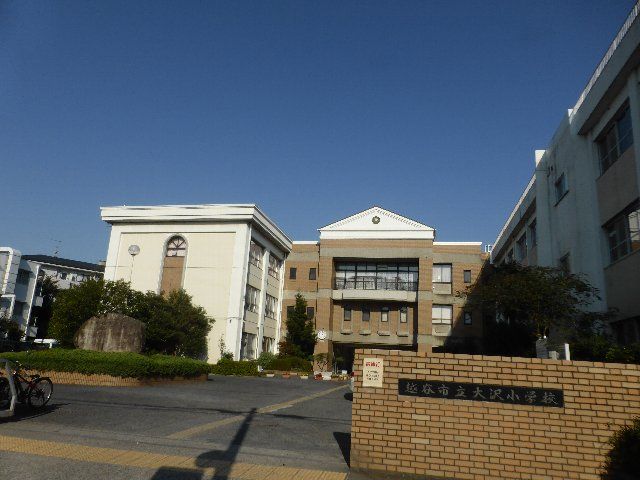 小学校　越谷市立大沢小学校（小学校）まで523m