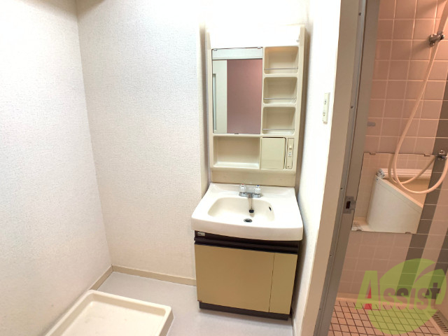 洗面設備　洗面台。朝の身支度はここでばっちり決めましょう。