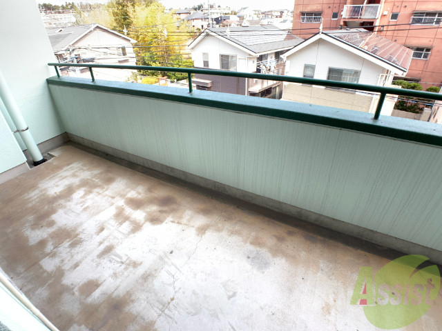 バルコニー　バルコニー。洗濯物がはかどりそうな広さがありますよ。