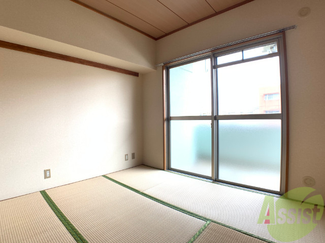 居室・リビング　６帖の洋室です。広々として、きれいですね。