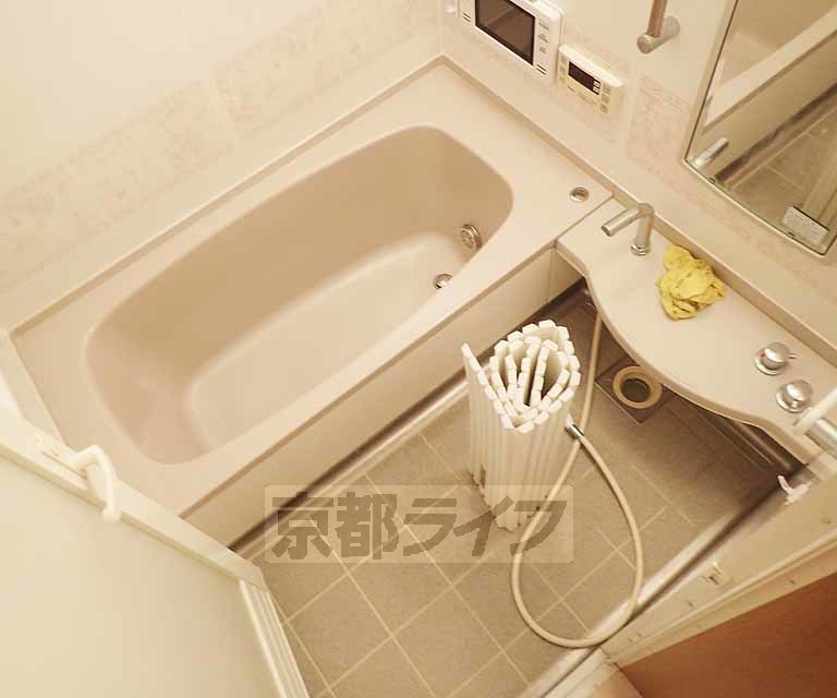 バス・シャワールーム　広々としたバスルームです。