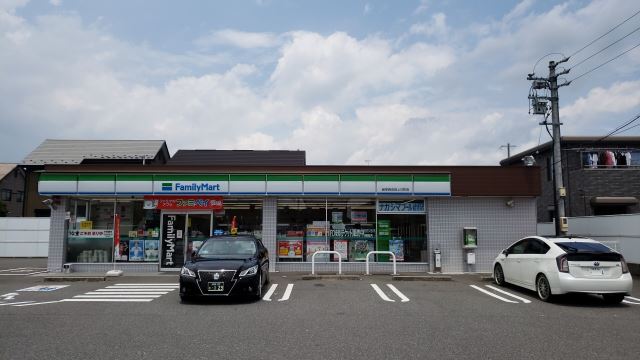 コンビニ　ファミリーマート（コンビニ）まで530m