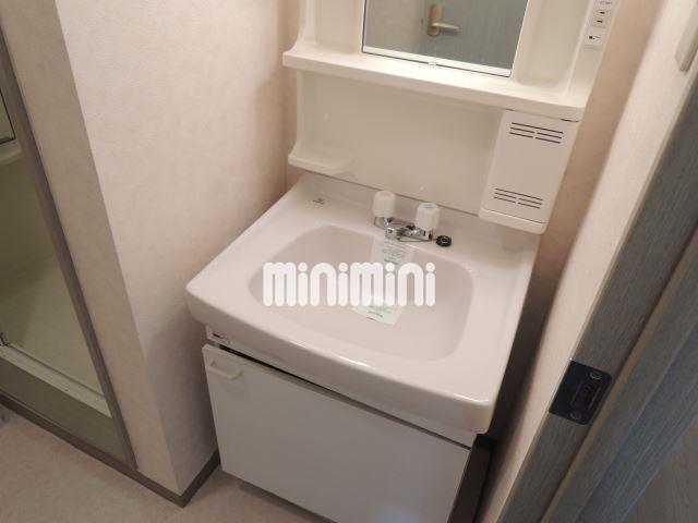 洗面設備　脱衣所には洗面台付き。
