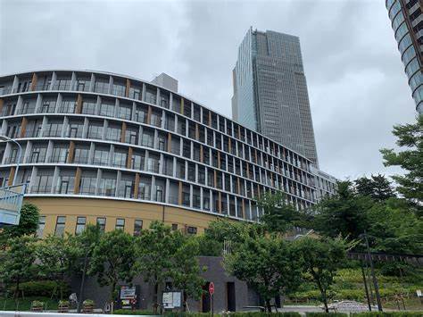 中学校　港区立 赤坂中学校（中学校）まで927m