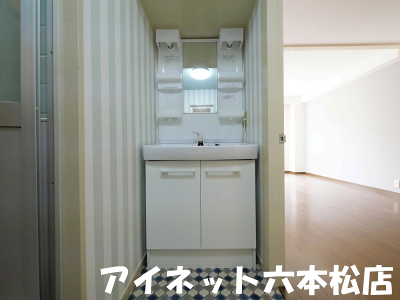 洗面設備　朝の支度にいかがでしょうか。