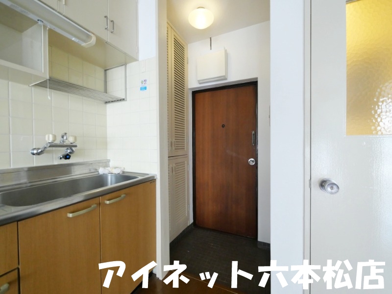 玄関　明るい玄関でお出迎え。
