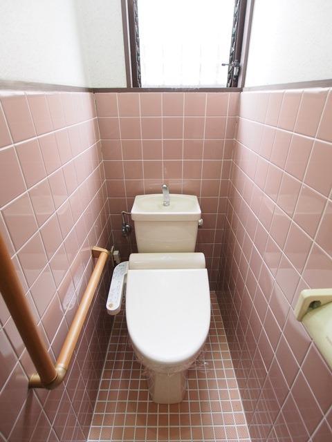 トイレ　落ち着いた色調のトイレです