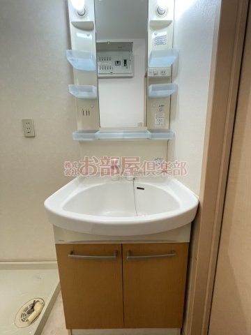 洗面設備　明るい洗面所です