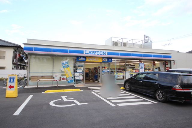 コンビニ　LAWSON（コンビニ）まで90m