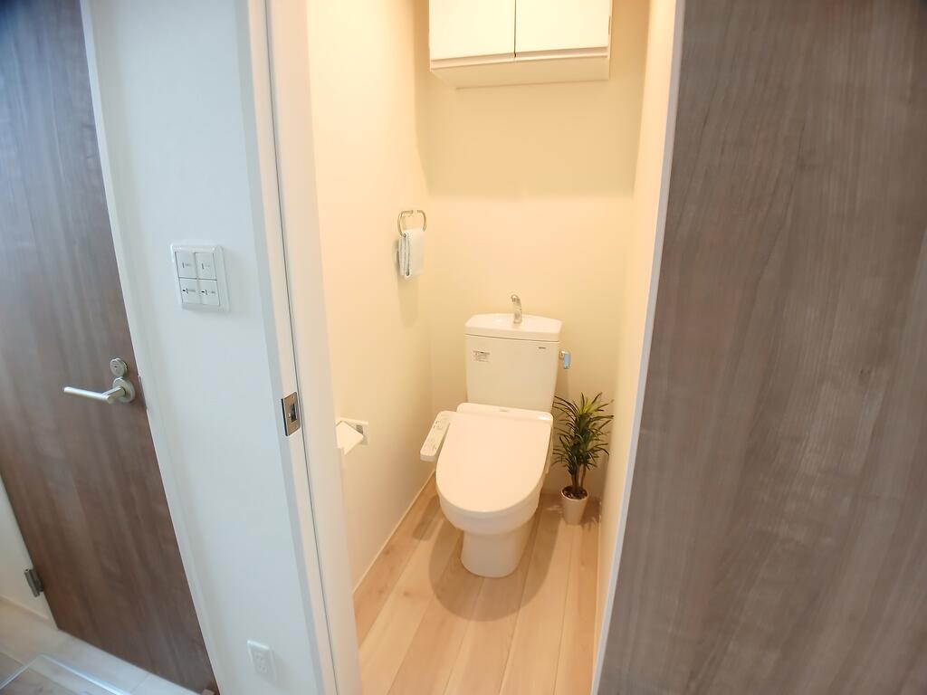トイレ　トイレの上に棚があって便利！