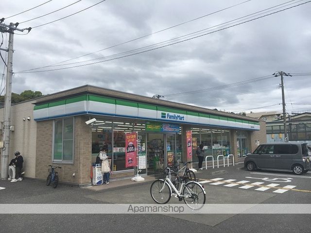 コンビニ　ファミリーマート（コンビニ）まで691m