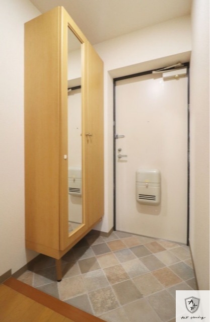可児市 3階建 築19年の玄関写真