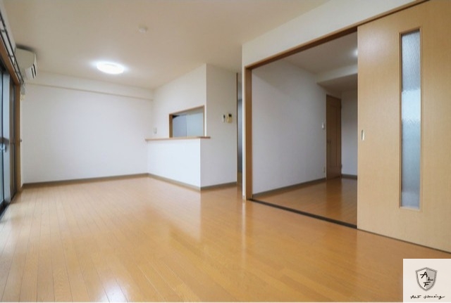 可児市 3階建 築19年の居間写真