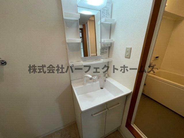 洗面設備　独立洗面台あり、毎朝おしゃれに忙しい女性の方におすすめです