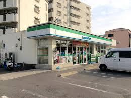 コンビニ　ファミリーマート 八尾小畑町店（コンビニ）まで49m