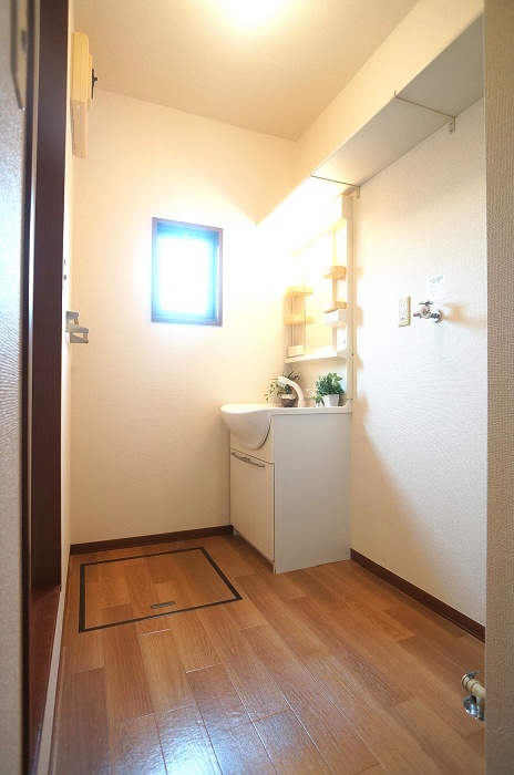 洗面設備　洗面スペースにも窓があります。上部の棚も便利です。