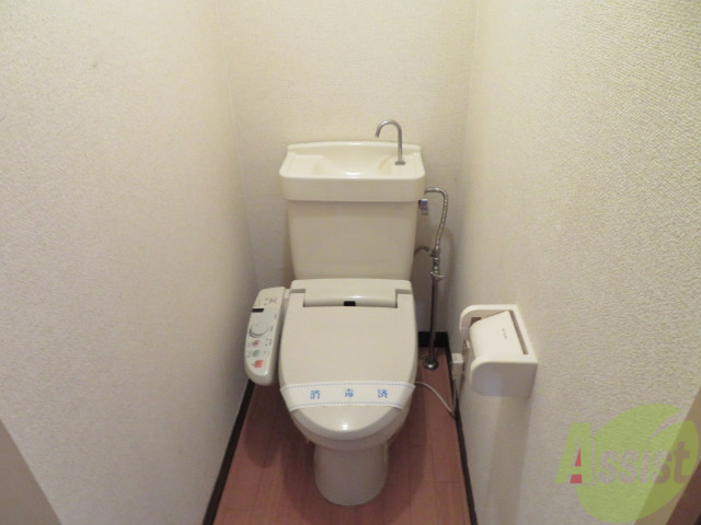 トイレ　トイレはこちらのウォシュレット付きになりますねー。