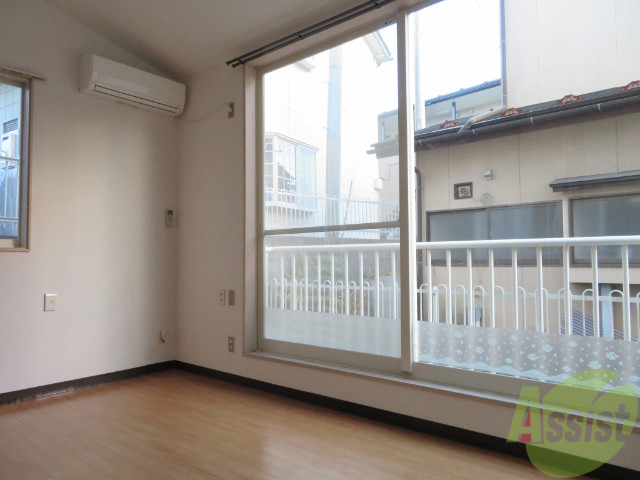 居室・リビング　大きな窓から光が差し込み明るいお部屋ですね