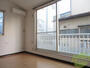 居室・リビング　大きな窓から光が差し込み明るいお部屋ですね