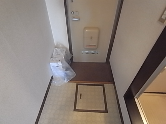 【神戸市灘区高尾通のアパートの玄関】