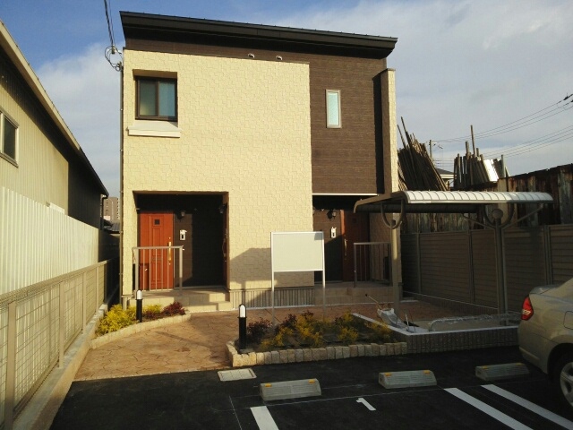 堺市西区鶴田町のアパートの建物外観