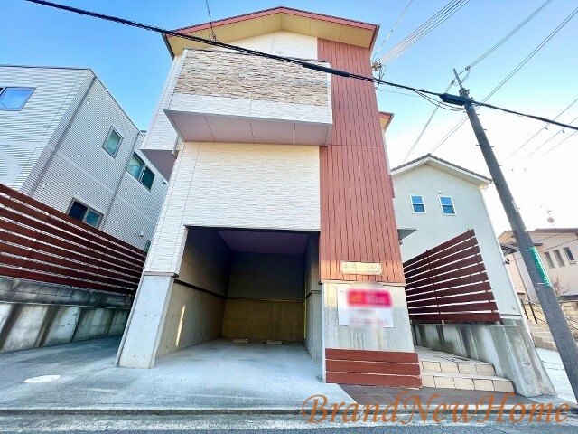 【堺市堺区中田出井町のアパートの建物外観】