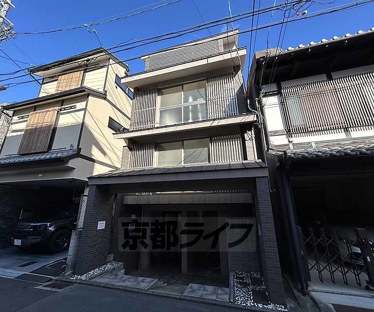 京都市下京区艮町のマンションの建物外観