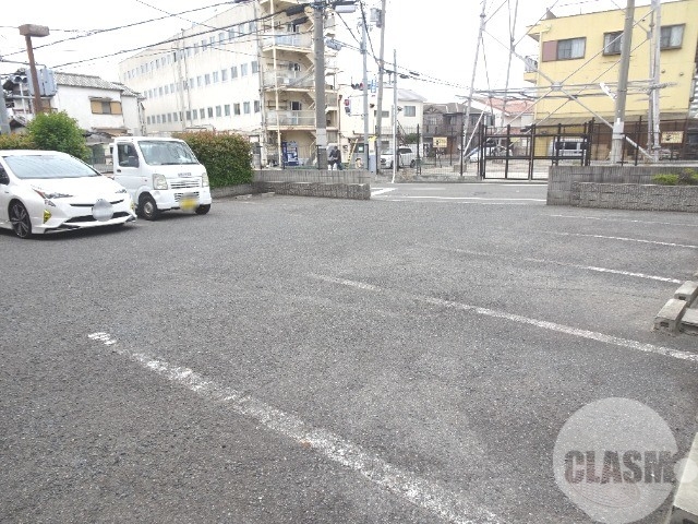 【堺市中区深井水池町のマンションの駐車場】