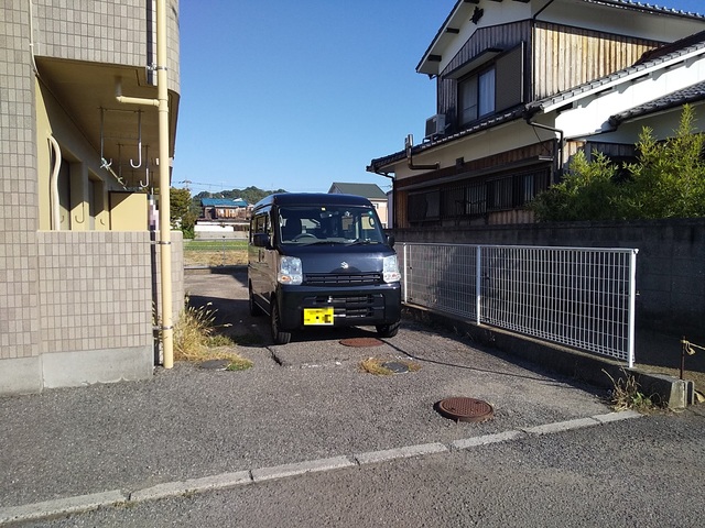 【松山市別府町のマンションの駐車場】