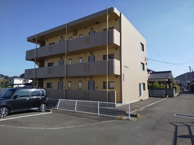 【松山市別府町のマンションの建物外観】