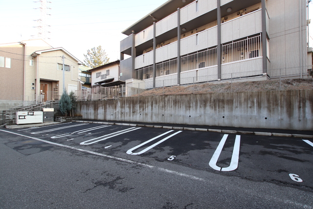 【千葉市稲毛区小仲台のアパートの駐車場】