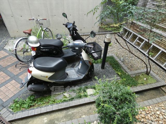 【京都市南区上鳥羽苗代町のマンションの駐車場】