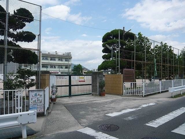 【広島市安佐南区西原のマンションの小学校】