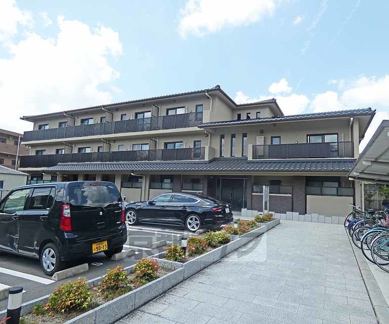 京都市北区衣笠北天神森町のマンションの建物外観