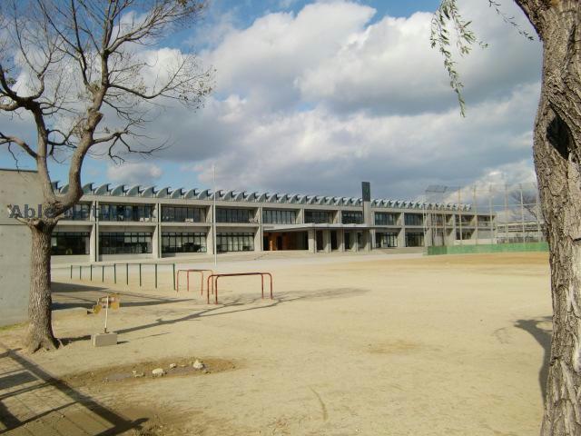 【アンシャイルの小学校】