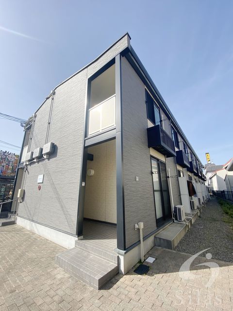 【レオパレス外環富田林IIIの建物外観】