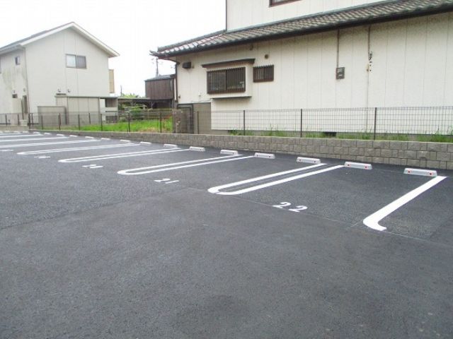 【君津市人見のアパートの駐車場】