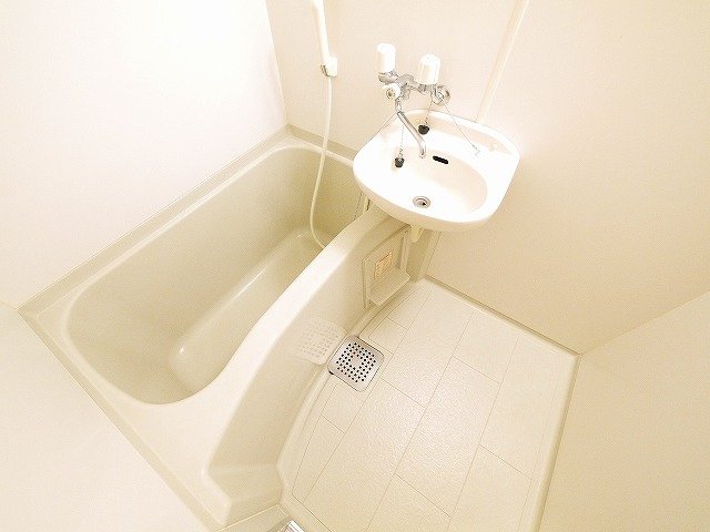 バス・シャワールーム　コンパクトで使いやすいお風呂です